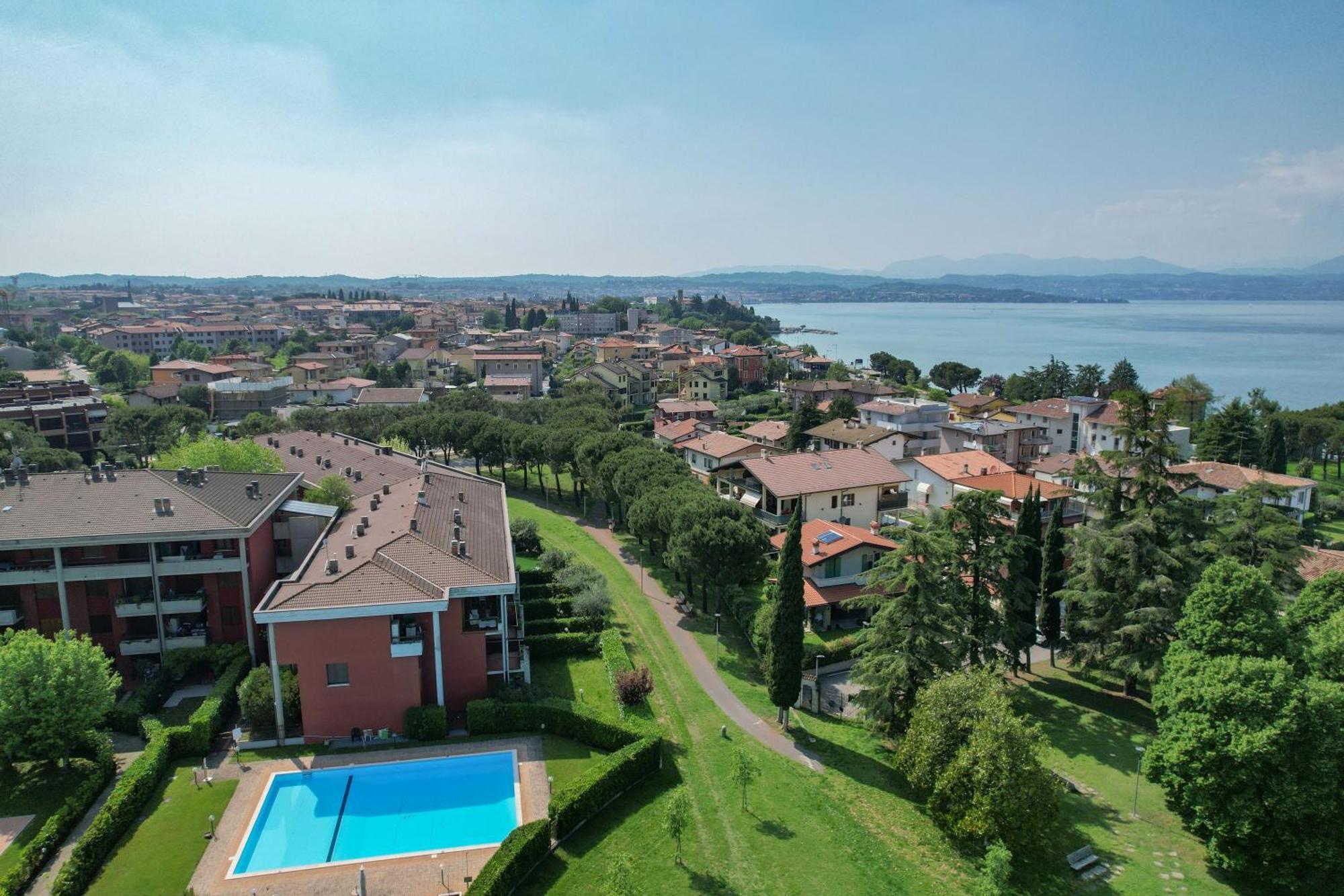 Breeze Apartment Desenzano del Garda Exterior photo